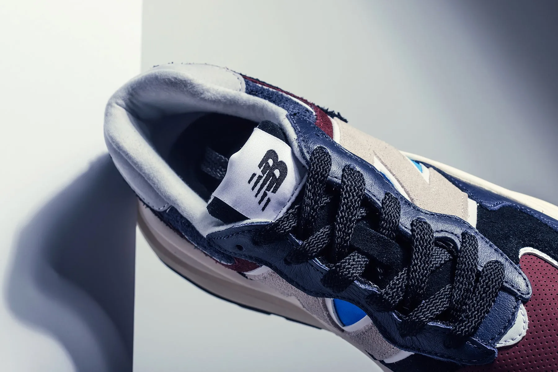 57/40 - Navy/Burgundy New Balance Arch Support Sneakers