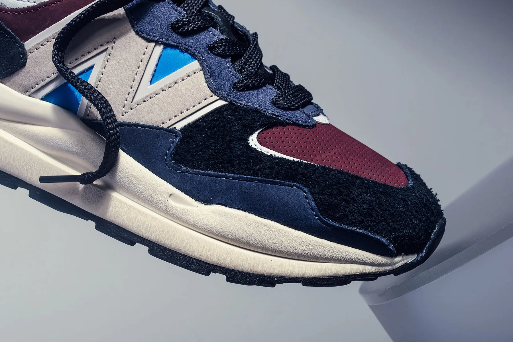57/40 - Navy/Burgundy New Balance Arch Support Sneakers