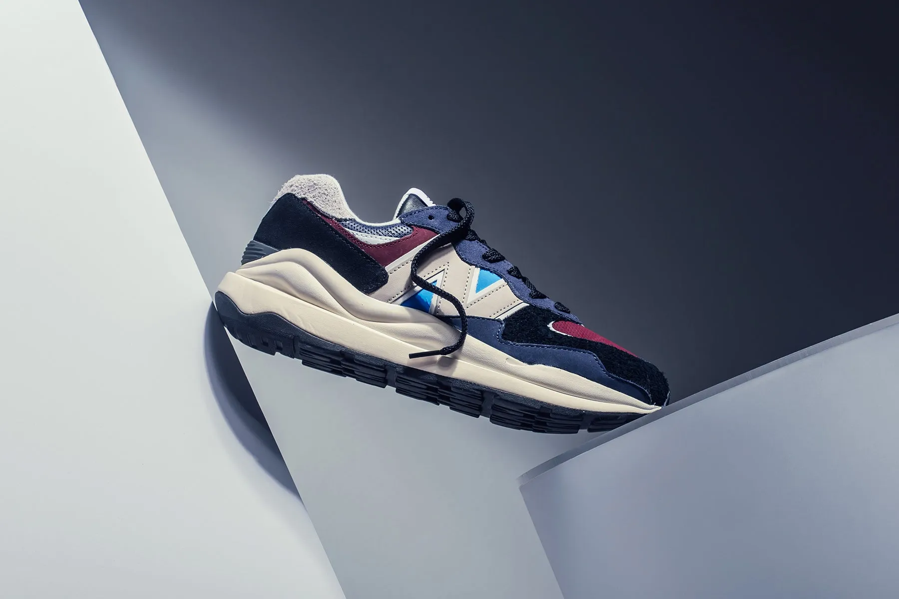 57/40 - Navy/Burgundy New Balance Arch Support Sneakers