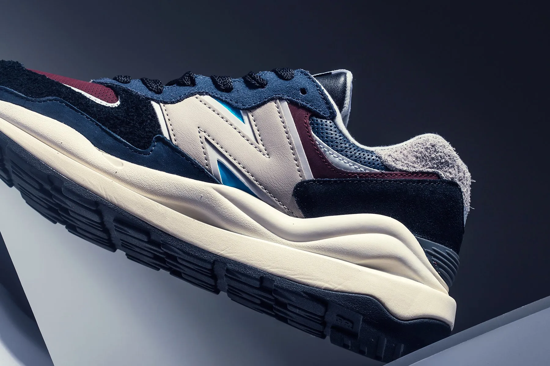 57/40 - Navy/Burgundy New Balance Arch Support Sneakers