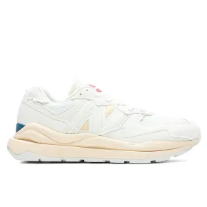 57/40 'Protection' - Sea Salt New Balance sneakers with arch support