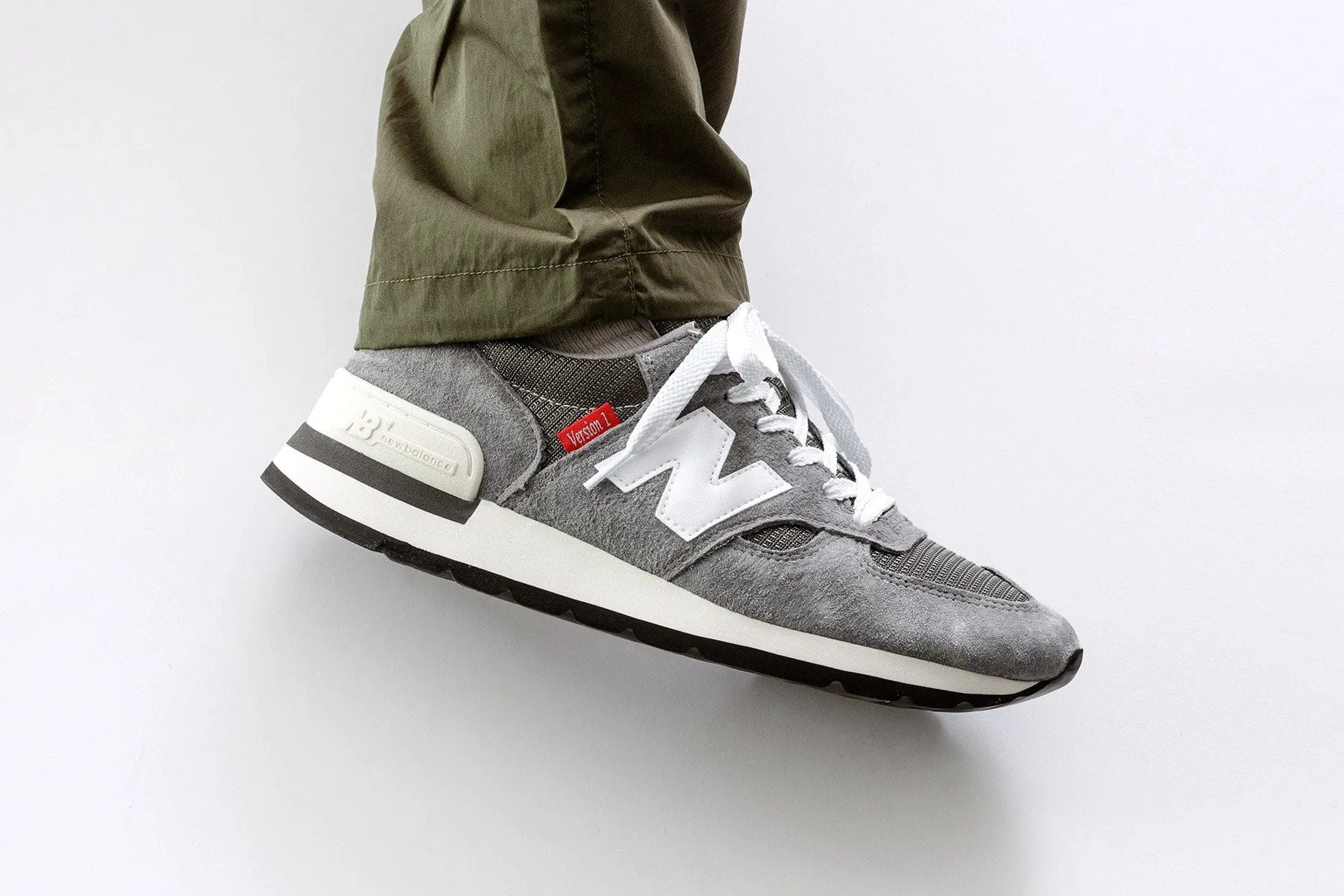 990v1 - Grey New Balance Arch Support Sneakers