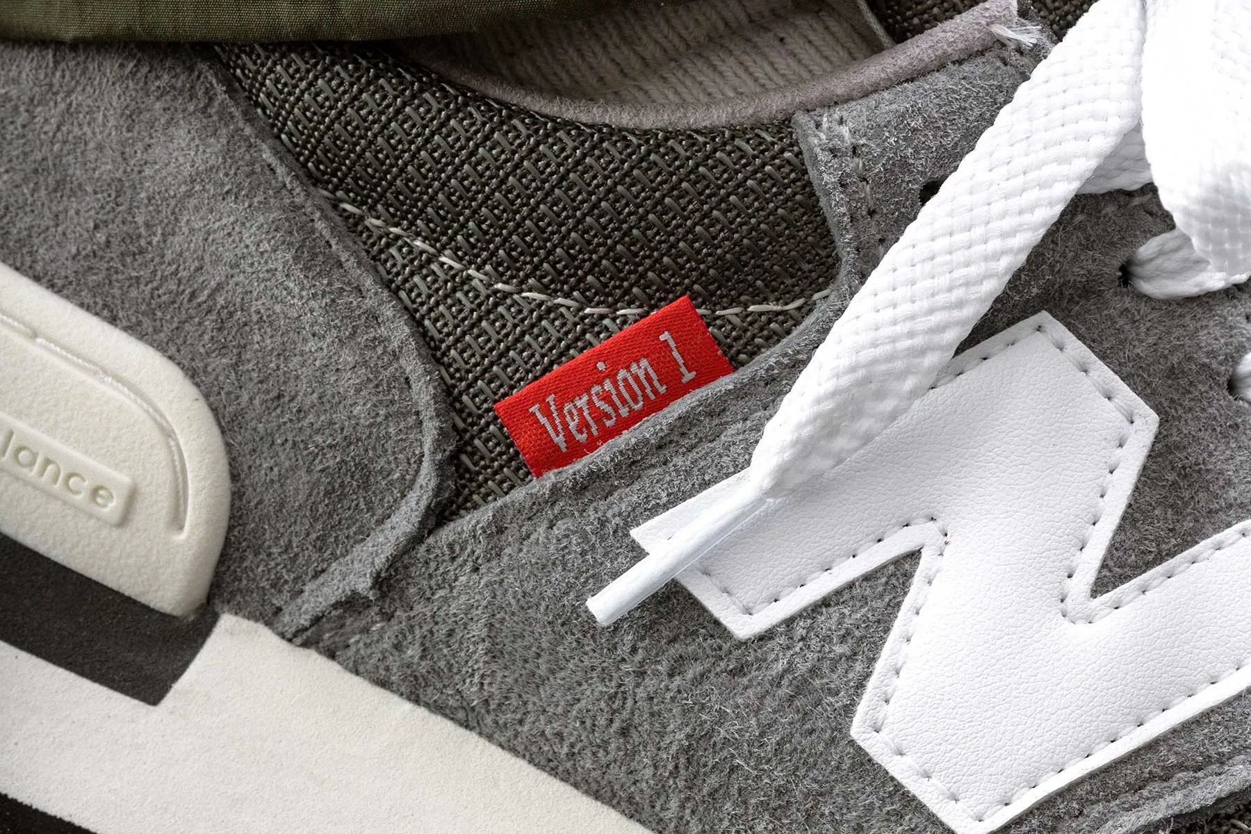 990v1 - Grey New Balance Arch Support Sneakers