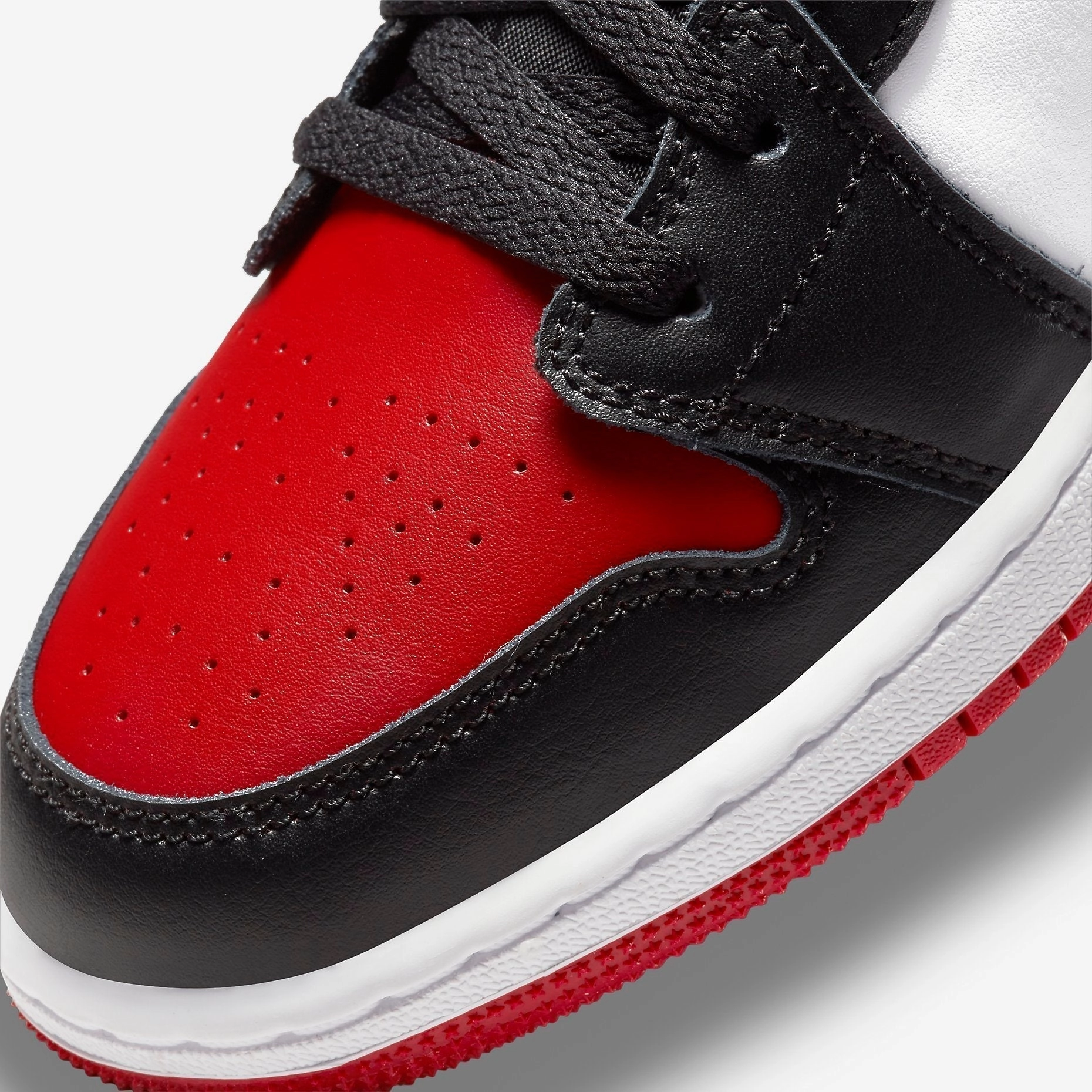 (GS) Air Jordan 1 Low 'Bred Toe' (2021) 553560-612 Air Jordan 1 Signature Look Sneakers