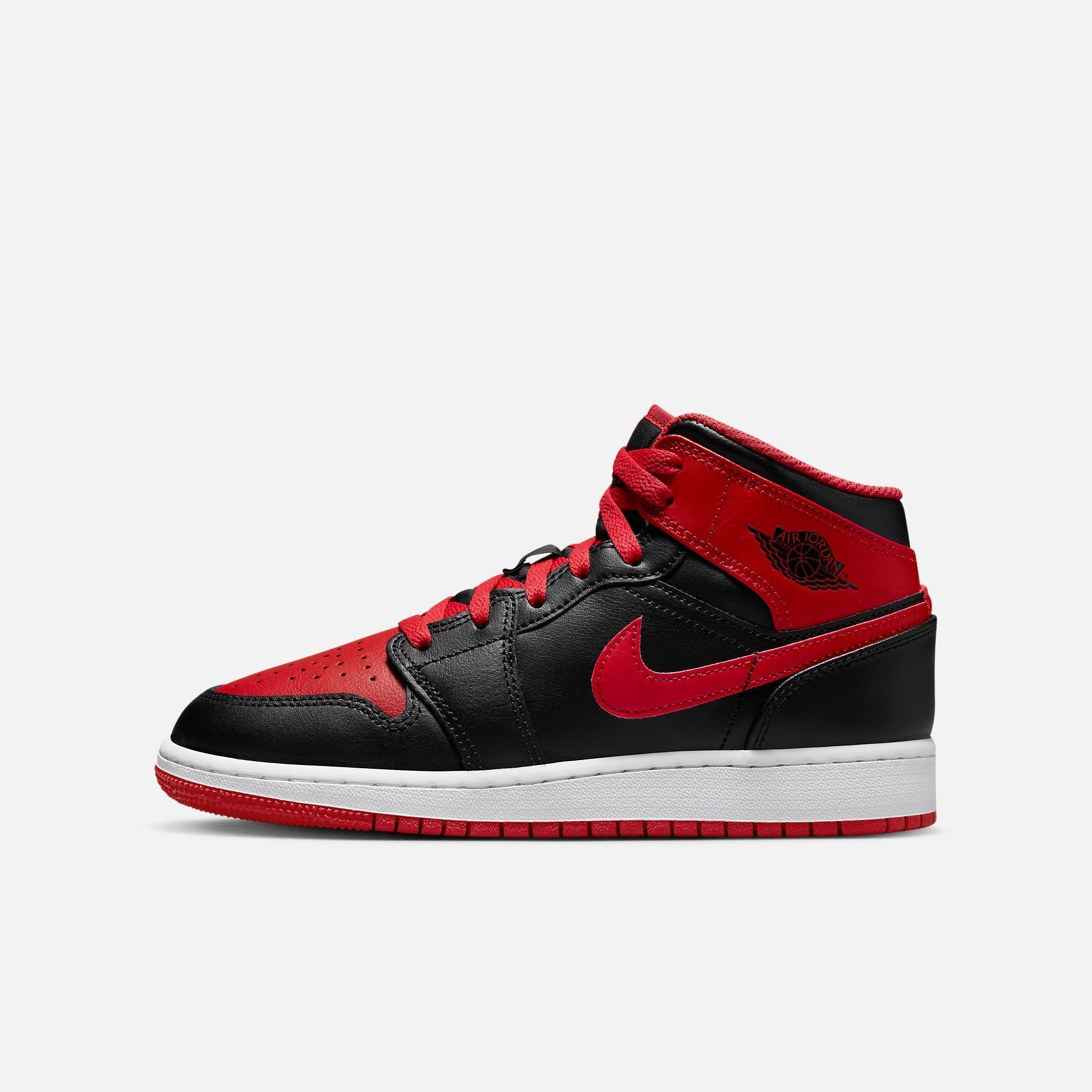 (GS) Air Jordan 1 Mid 'Alternate Bred' (2022) DQ8423-060 Iconic Air Jordan 1 shoes with bold accents