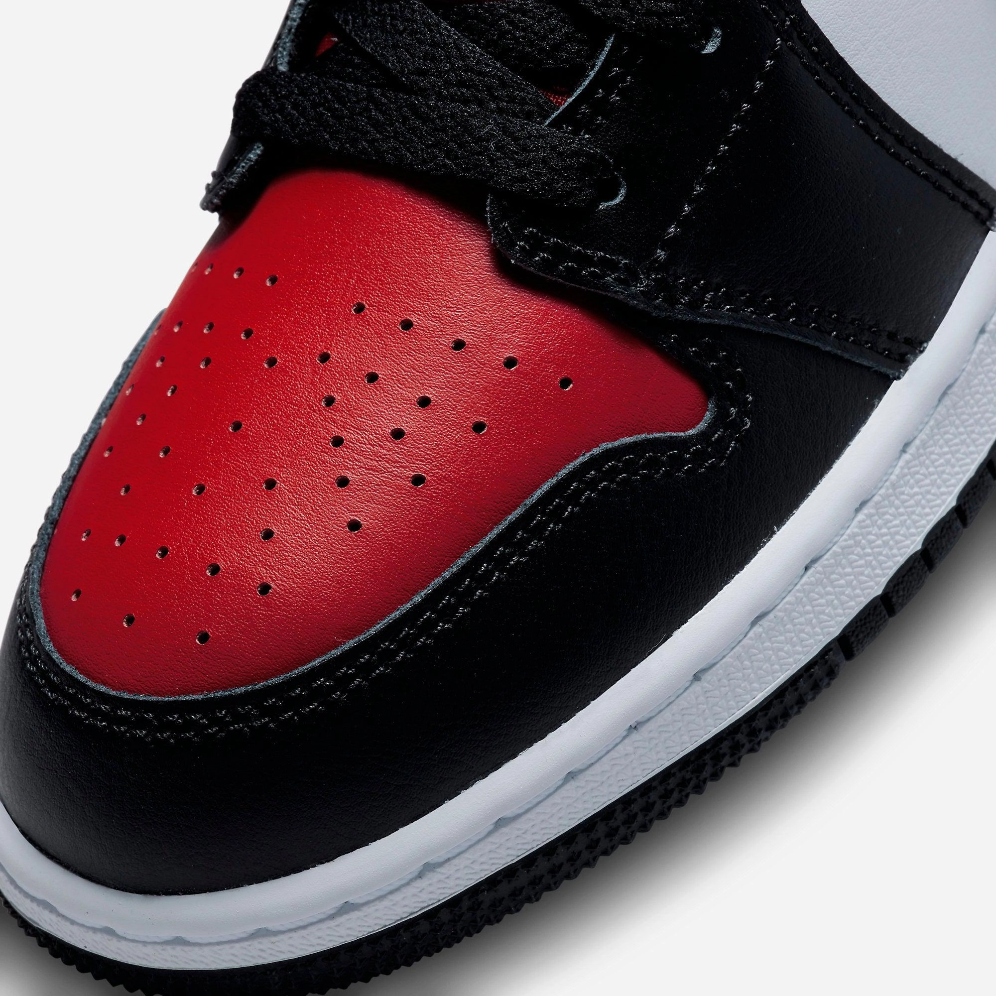 (GS) Air Jordan 1 Mid 'Alternate Bred Toe' (2022) 554725-079 Air Jordan 1 Timeless Heritage Shoes