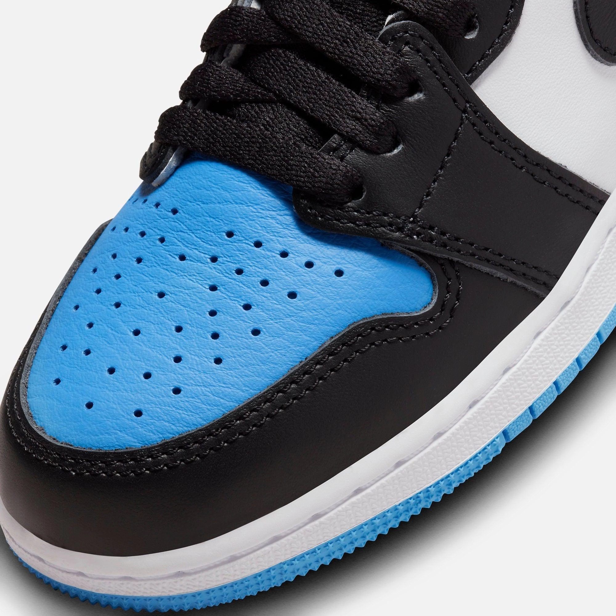 (GS) Air Jordan 1 Retro High OG 'UNC / University Blue Toe' (2023) FD1437-400 Air Jordan 1 Original Colorway Shoes