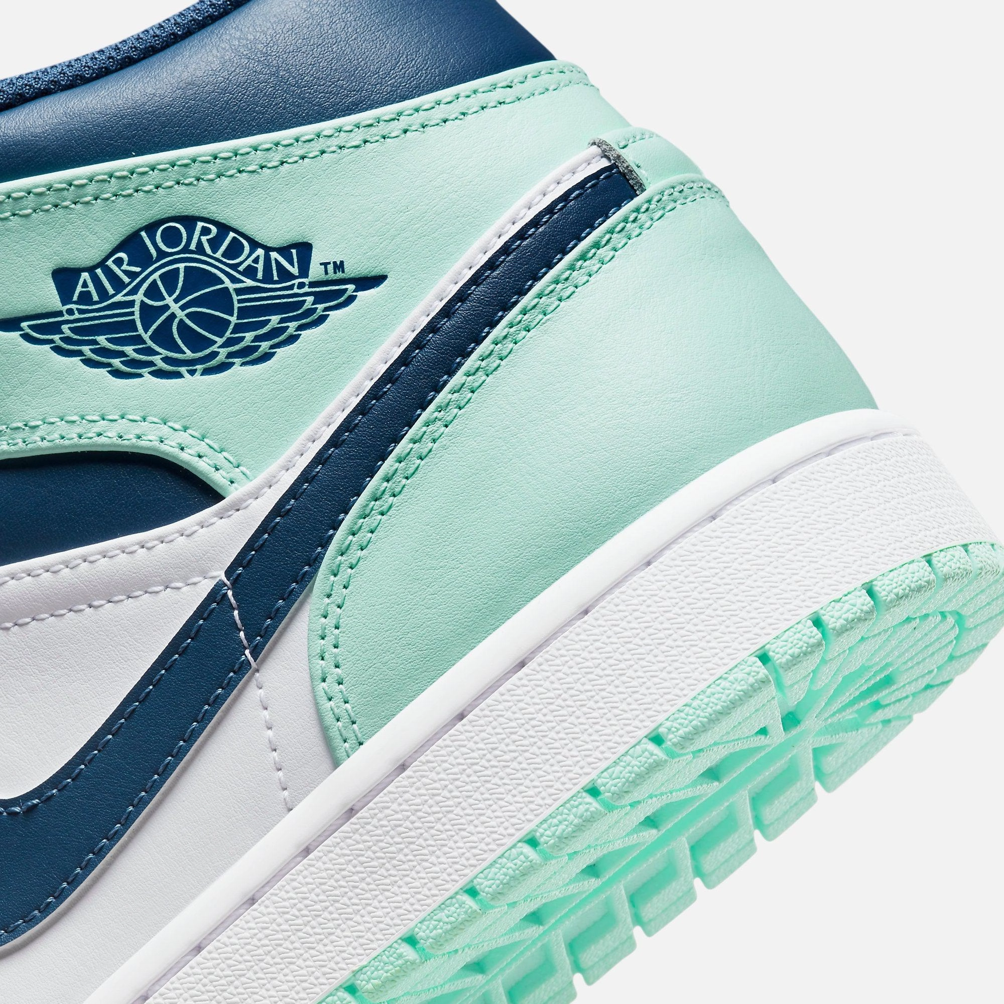 (Men's) Air Jordan 1 Mid 'Mystic Navy' (2022) 554724-413 Air Jordan 1 Timeless Heritage Shoes