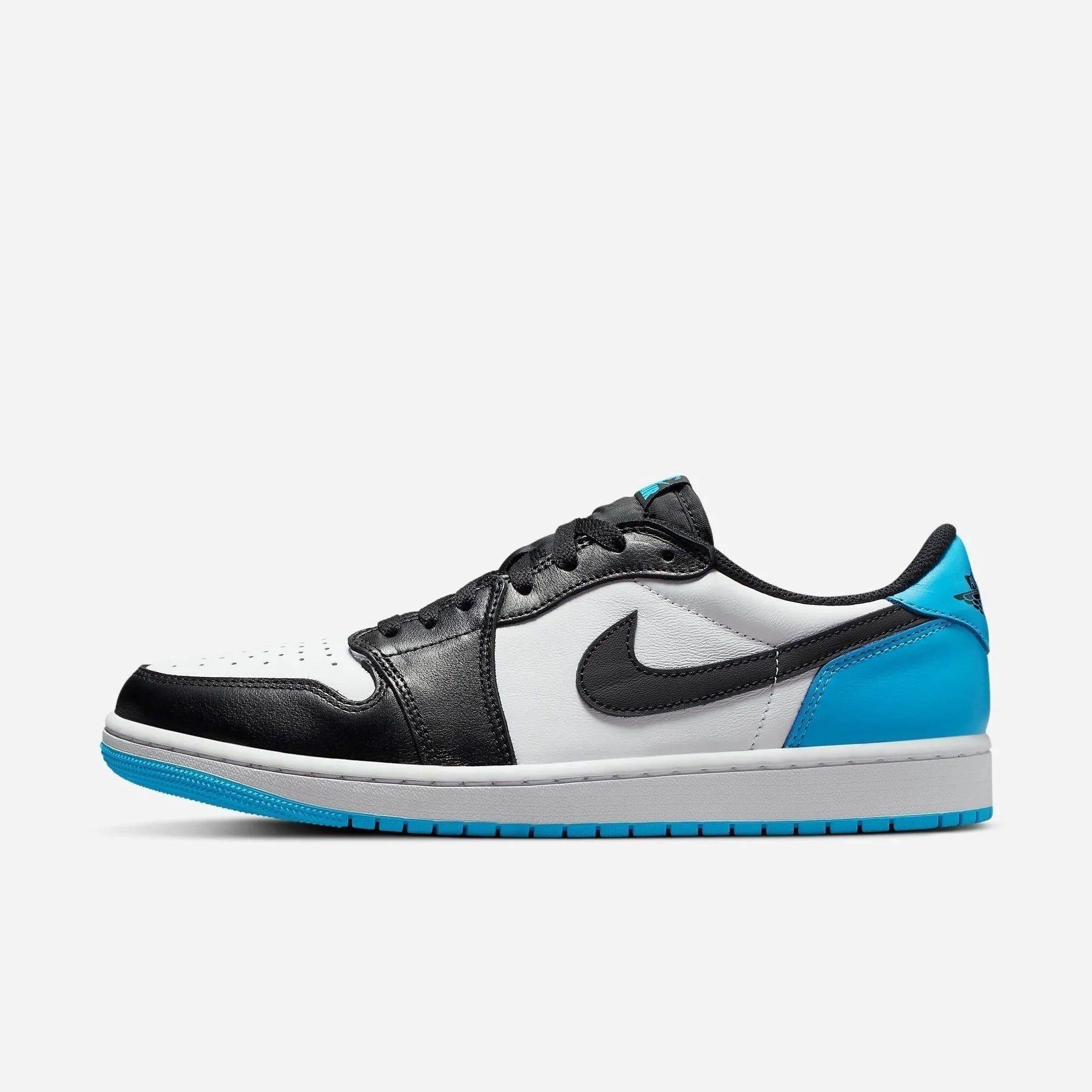 (Men's) Air Jordan 1 Retro Low OG 'UNC' (2022) CZ0790-104 Iconic Air Jordan 1 shoes with bold accents