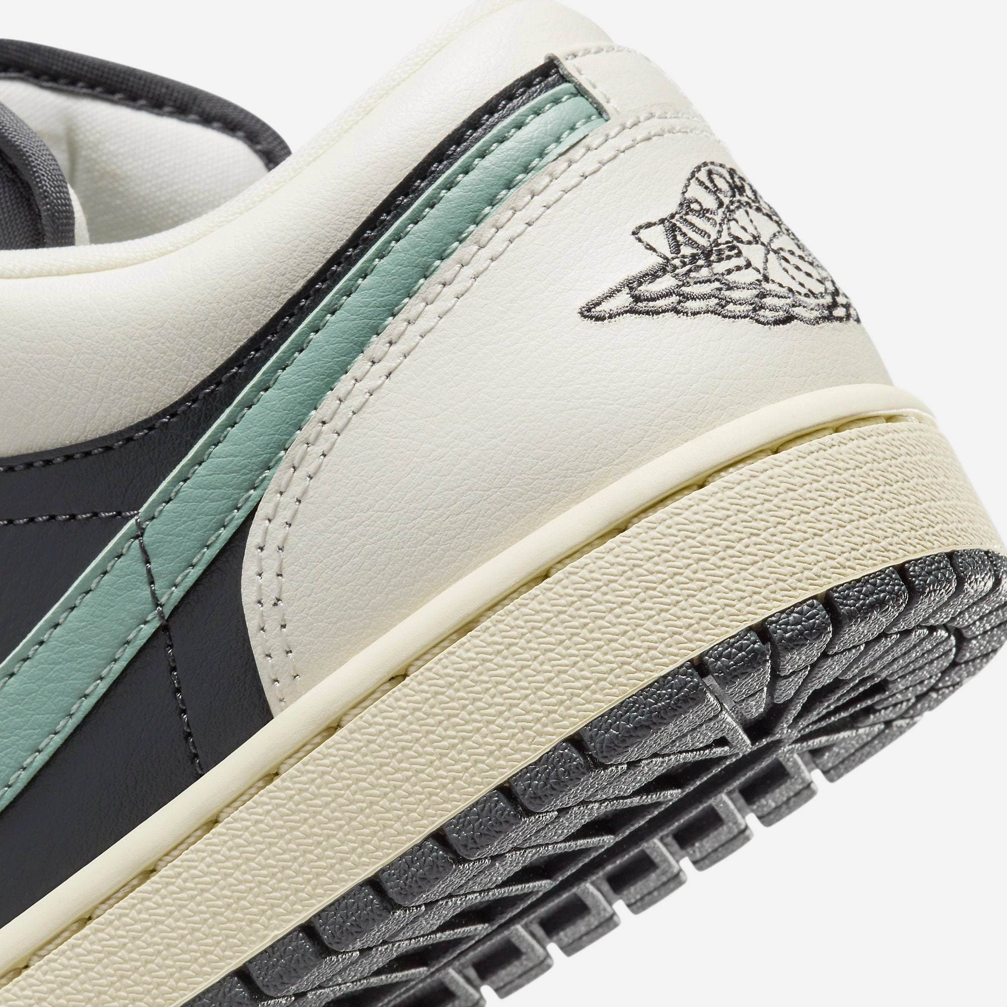 (Women's) Air Jordan 1 Low 'Jade Smoke' (2024) DC0774-001 Air Jordan 1 Original Colorway Shoes