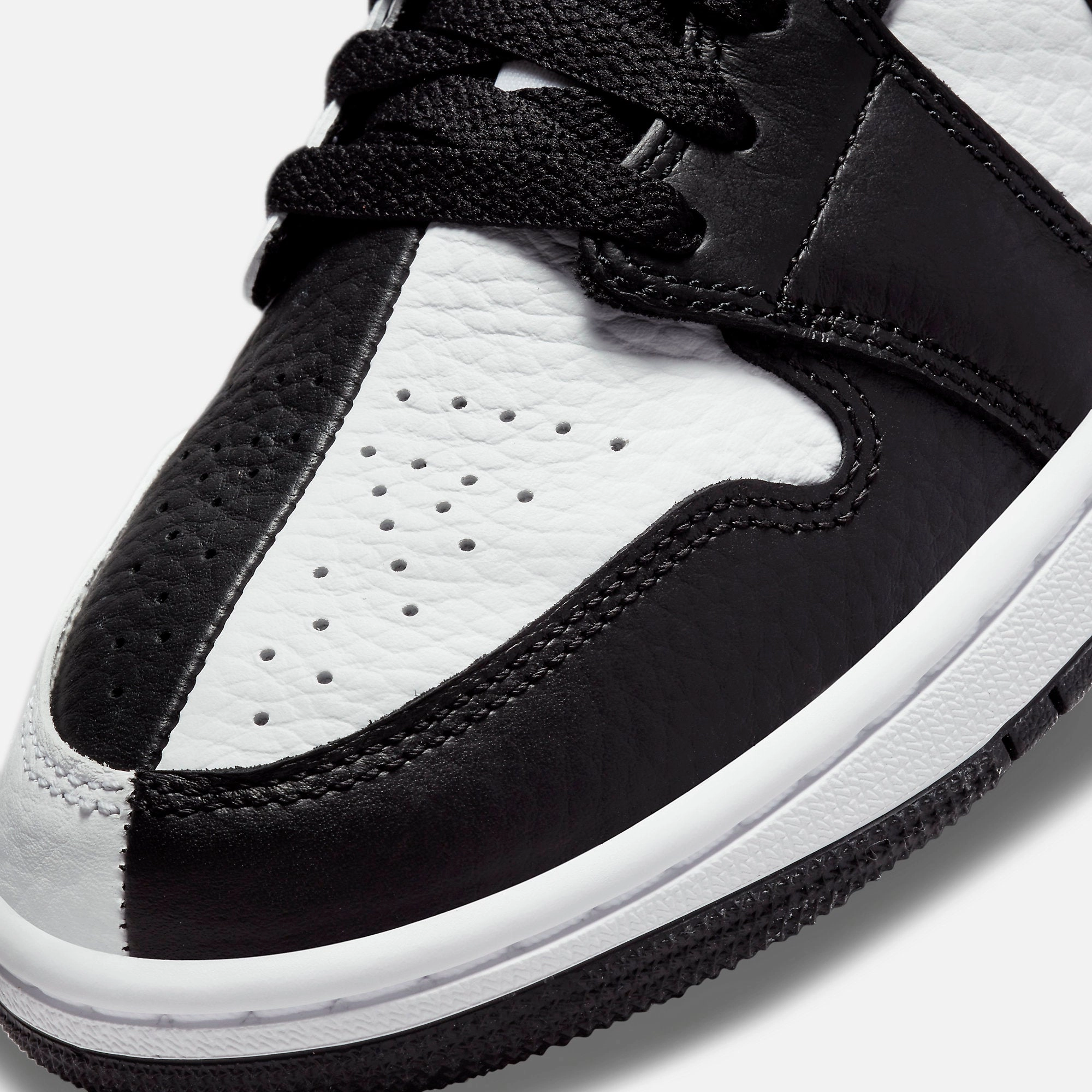 (Women's) Air Jordan 1 Mid SE 'Black / White' (2022) DR0501-101 Air Jordan 1 Original Colorway Shoes