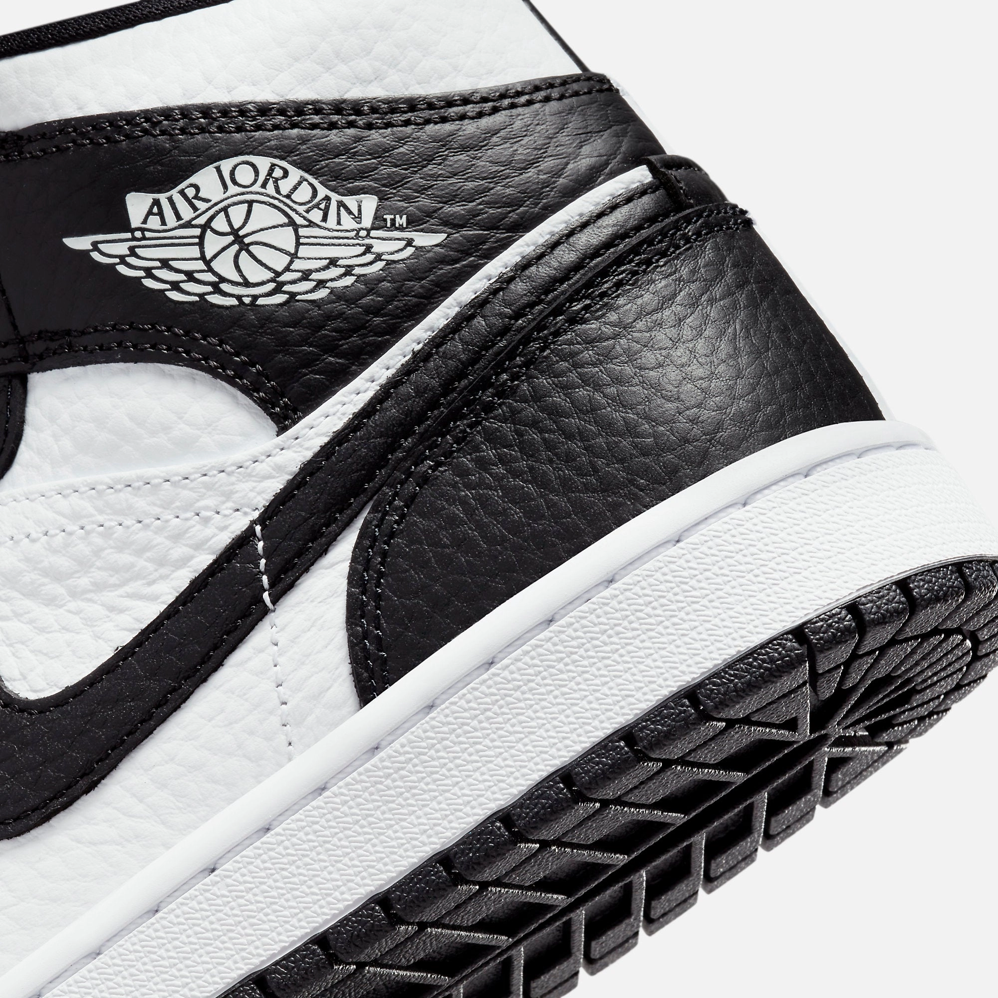 (Women's) Air Jordan 1 Mid SE 'Black / White' (2022) DR0501-101 Air Jordan 1 Original Colorway Shoes