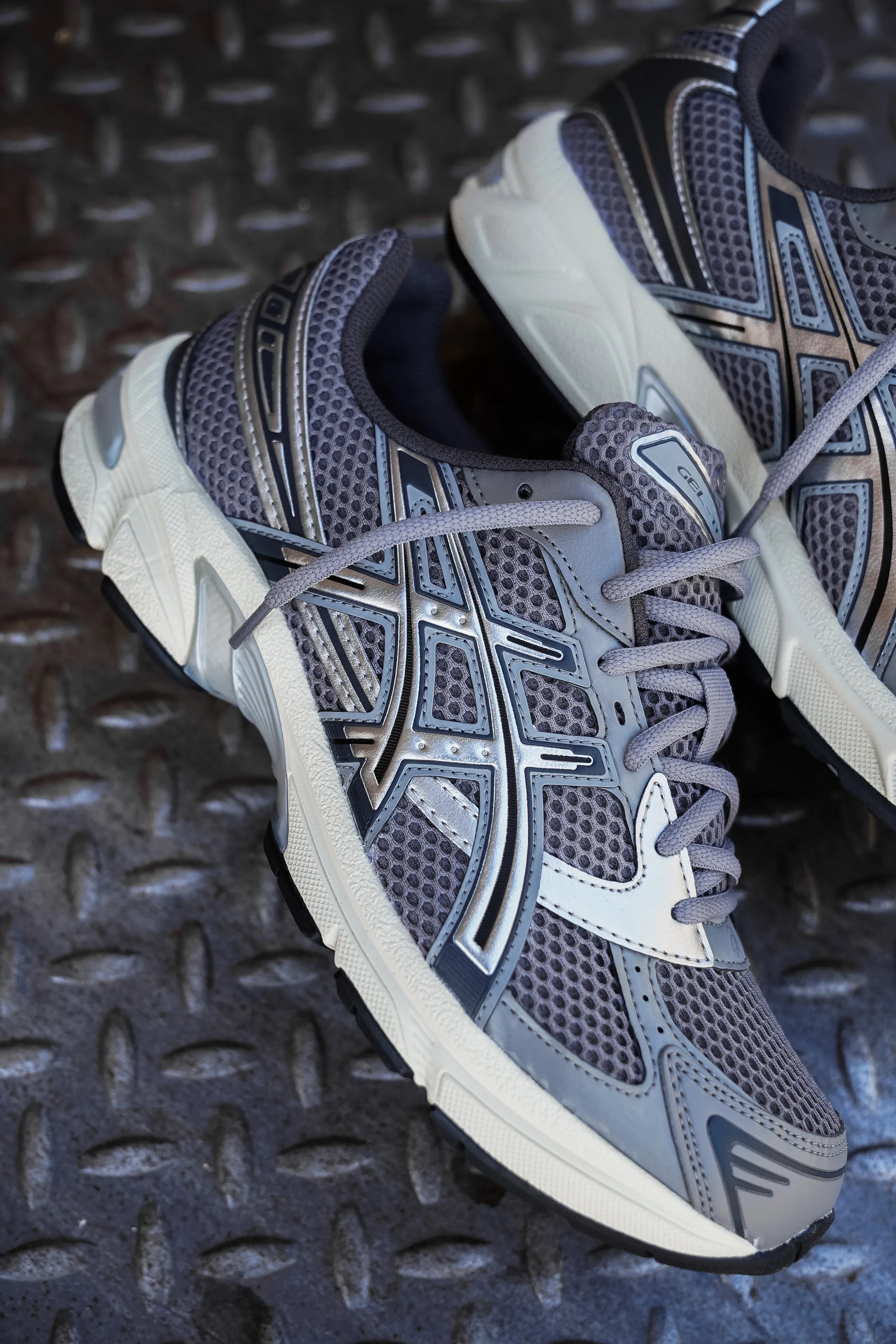 Mens Asics Gel-1130 (Clay Grey/Pure Silver) running shoe close-up shots