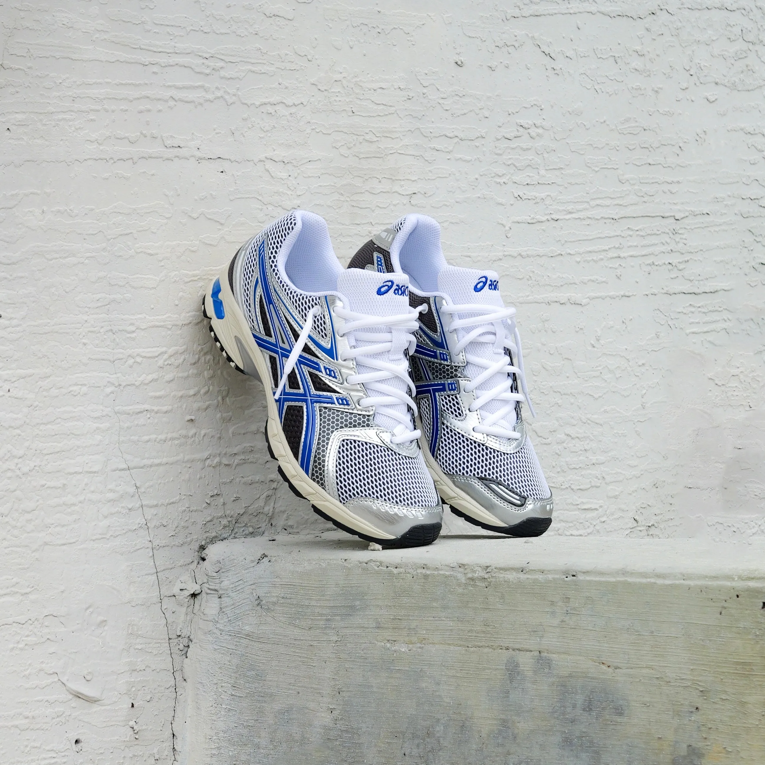 Mens Asics Gel-DS Trainer 14 (White/Asics Blue) running shoe close-up shots