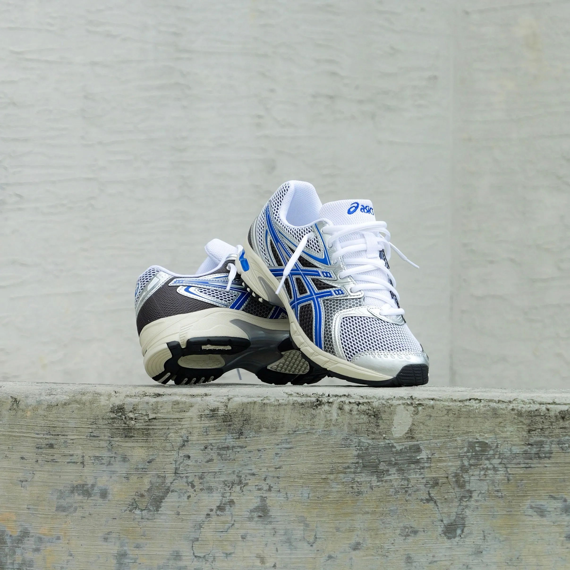 Mens Asics Gel-DS Trainer 14 (White/Asics Blue) running shoe close-up shots