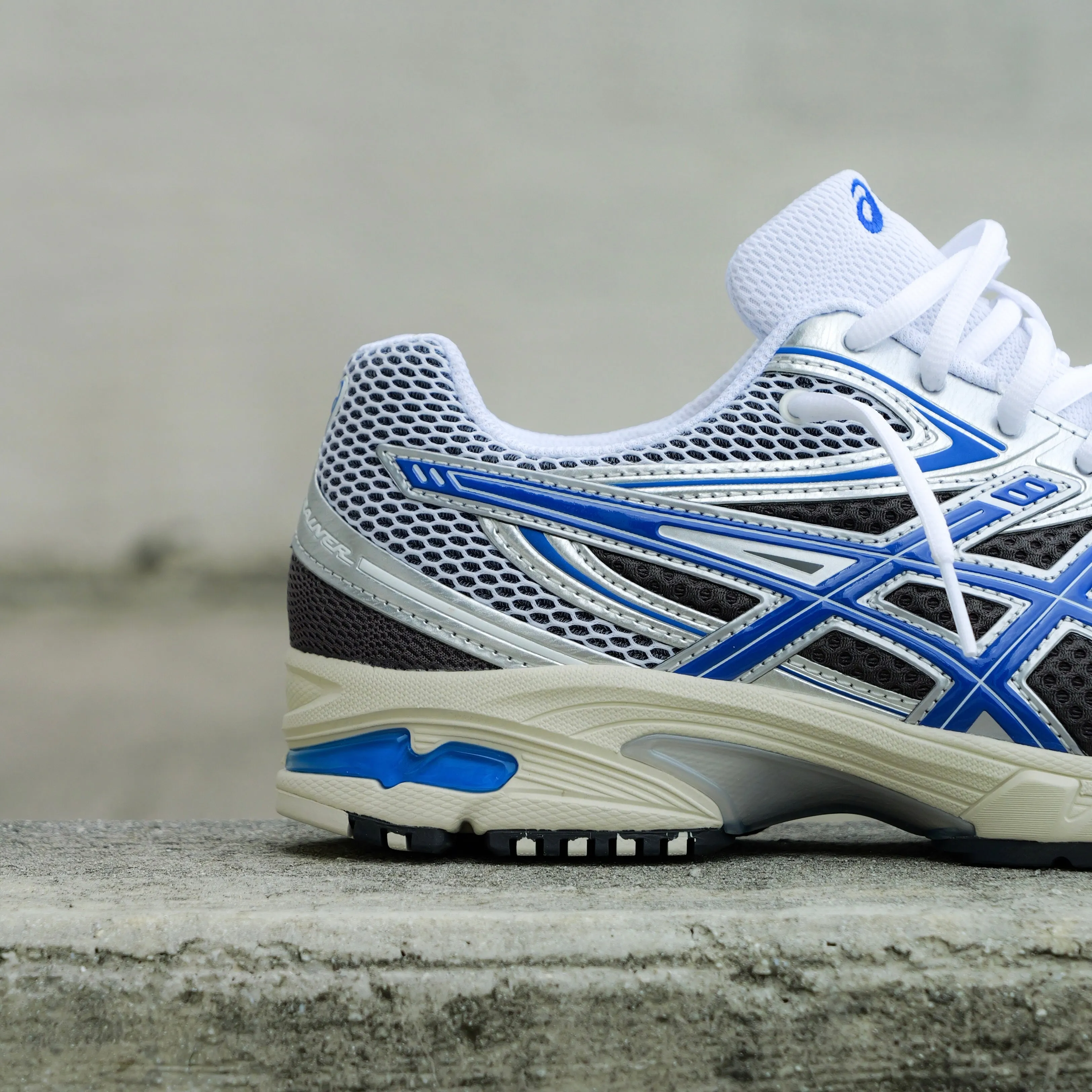 Mens Asics Gel-DS Trainer 14 (White/Asics Blue) running shoe close-up shots