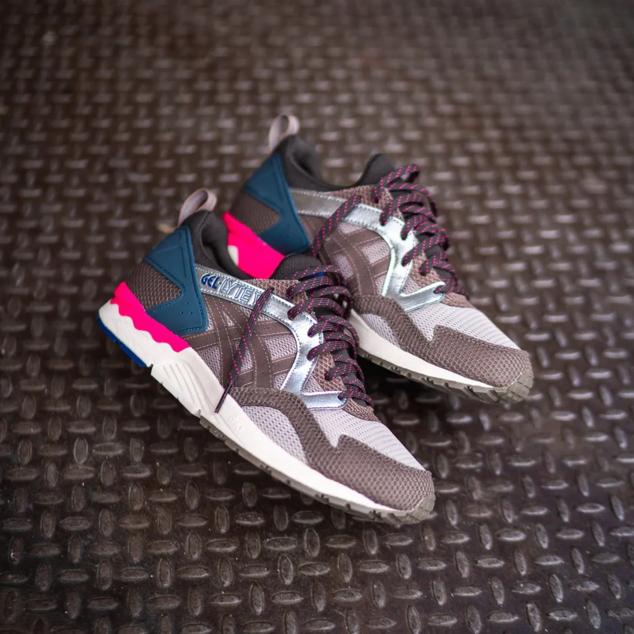 Mens Asics Gel-Lyte 5 (Simply Taupe/Greige) - 1203A283-250 running shoe close-up shots