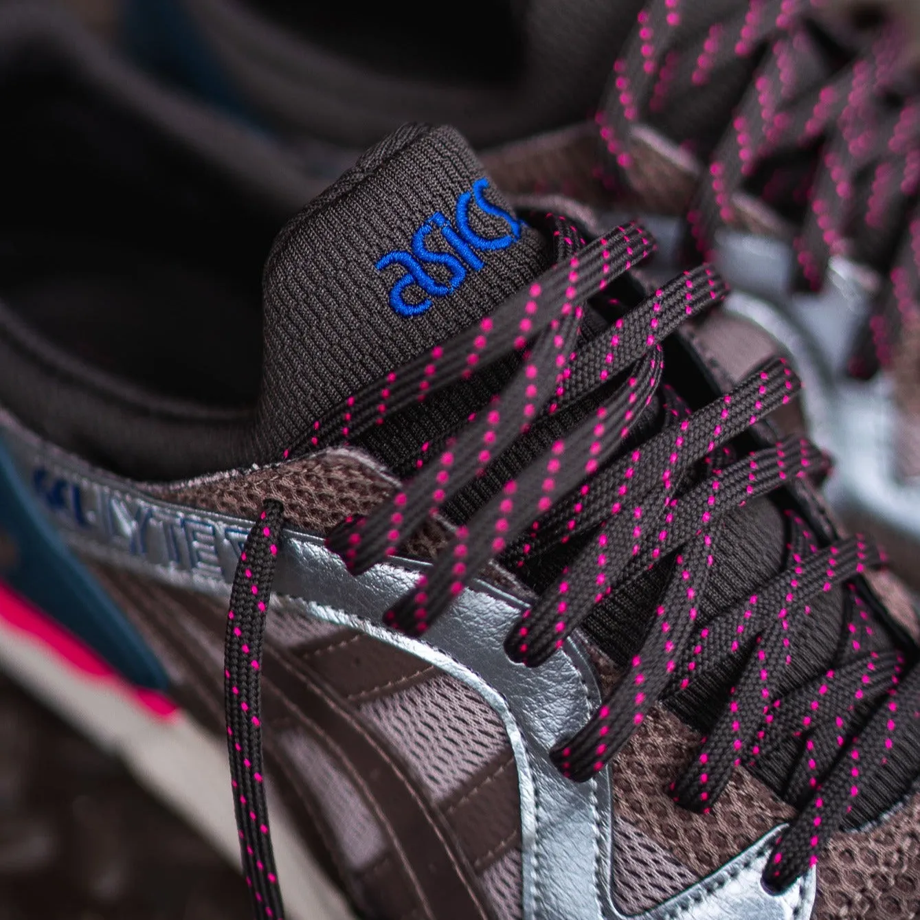 Mens Asics Gel-Lyte 5 (Simply Taupe/Greige) - 1203A283-250 running shoe close-up shots