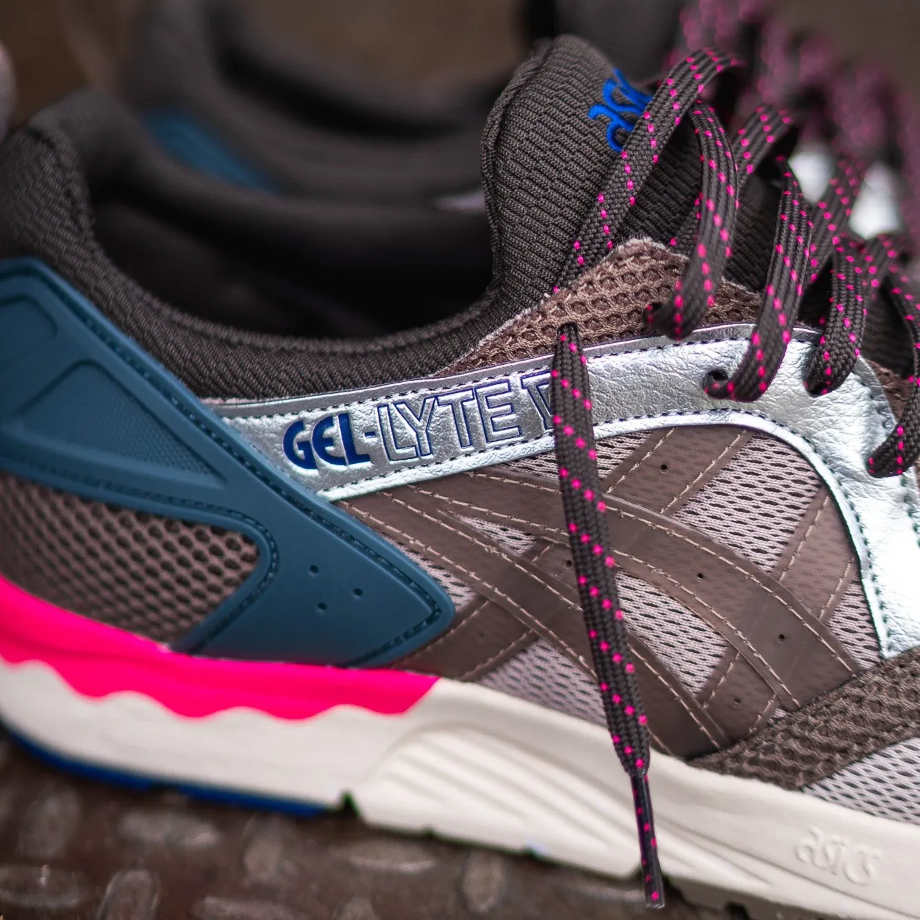 Mens Asics Gel-Lyte 5 (Simply Taupe/Greige) - 1203A283-250 running shoe close-up shots