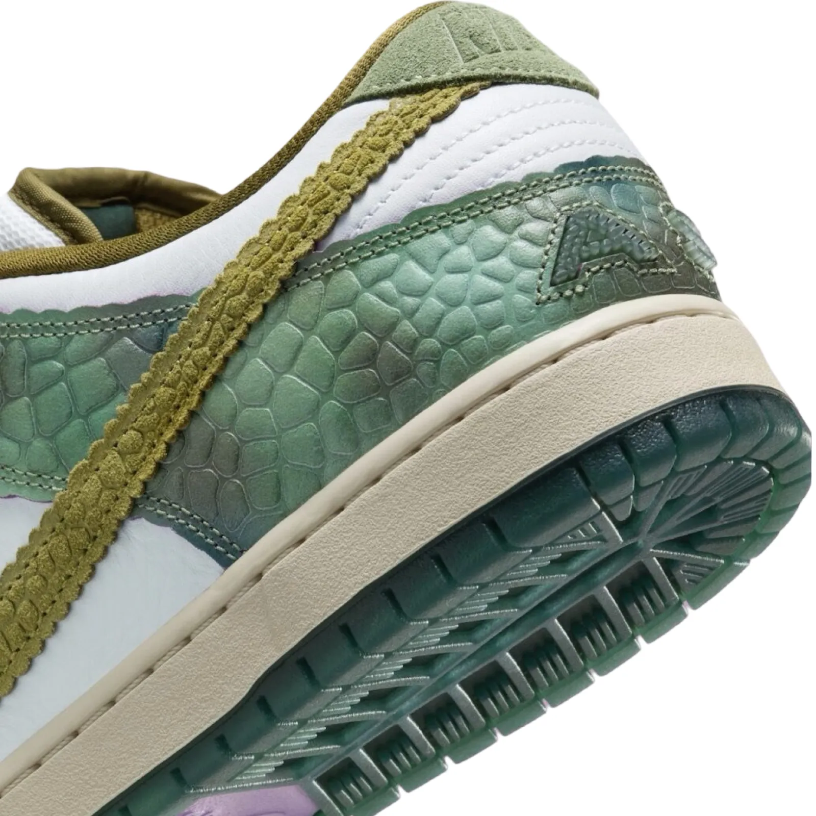 Nike SB Dunk Low Pro QS Oil Green Desert Moss White Iconic Sneakers