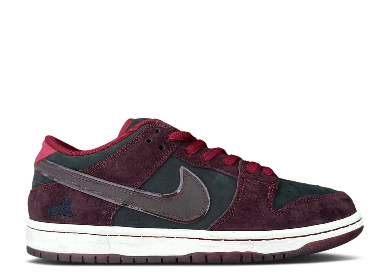 Nike SB Dunk Low Riot Skateshop Nike sporty look with timeless feel