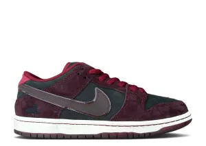 Nike SB Dunk Low Riot Skateshop Nike sporty look with timeless feel