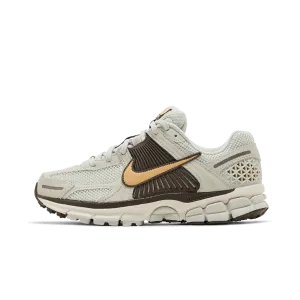 Nike Zoom Vomero 5 Light Bone Ironstone (Women's) Nike sporty look with timeless feel