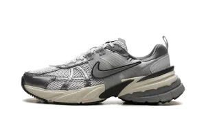 V2K RUN WMNS "Pure Platinum Wolf Grey" Nike Women's designs