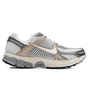 Zoom Vomero 5 - Platinum Tint/White/Metallic Pewter Nike lifestyle sneakers with retro vibe
